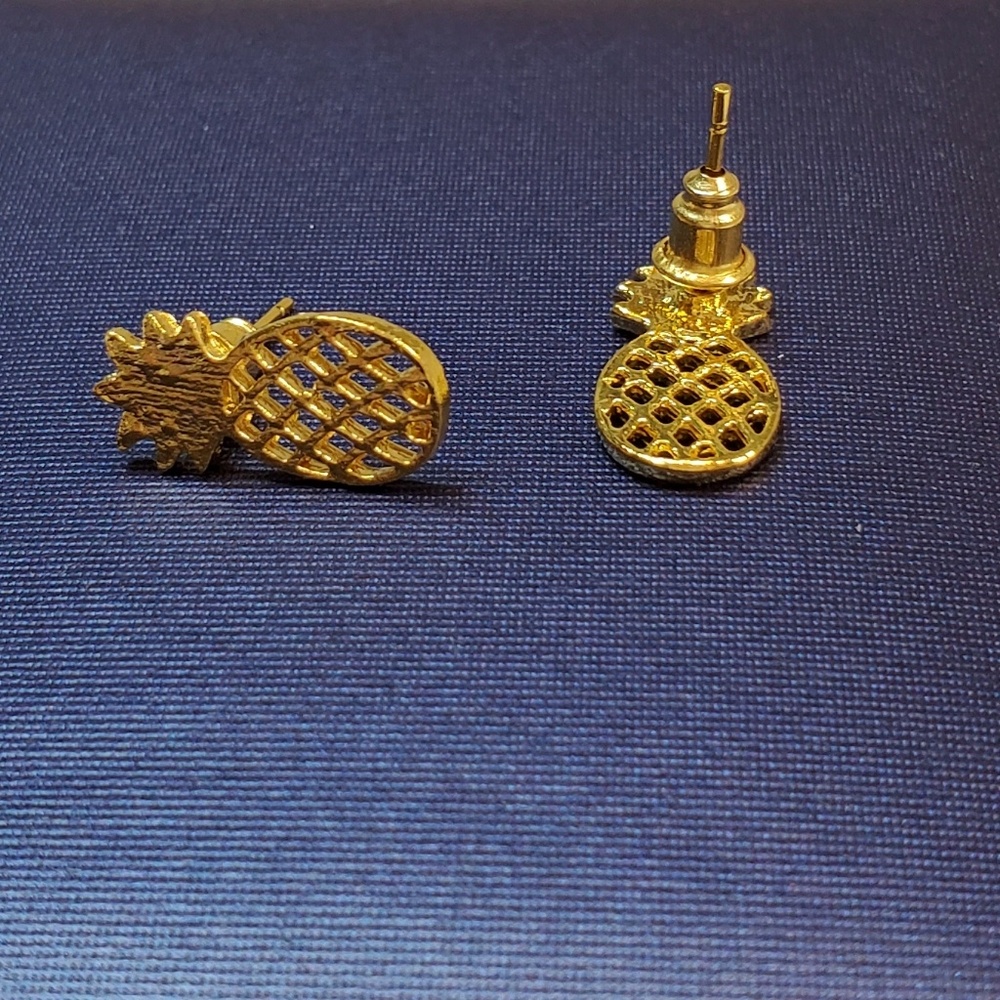 🆕️ Dainty Gold Hollow Out Pineapple Earrings - Picture 6 of 8